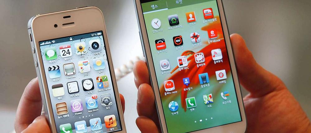 Apples iPhone 4Ss (li.) und Samsungs Galaxy S III. Von einem möglichen Verkaufsverbot wären auch Samsung-Handys der Galaxy-Serie betroffen, allerdings der älteren Variante SII.