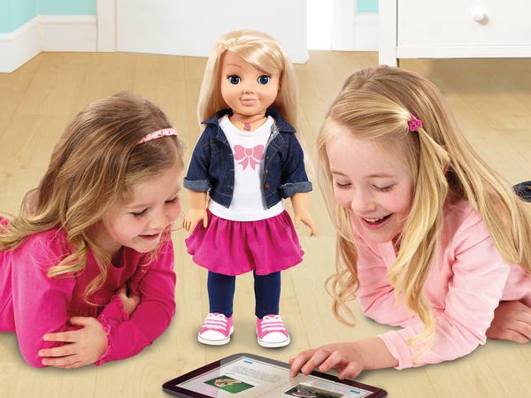 Sprechende Puppen gibt es seit langem. Cayla ist über Smartphone oder Tablet mit dem Internet verbunden und kann mittels Assistenzsystem viele Fragen sinnvoll beantworten.