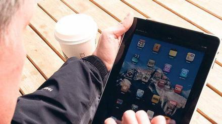 Besonderheit iPad: Apples Tablet-PC benötigt für die UMTS-Internetverbindung einen Tarif mit Micro-Sim-Karte. Foto: ddp