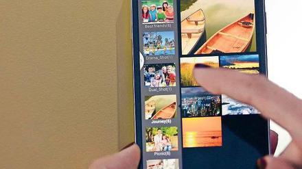 Der Bildschirm des Samsung Galaxy S4 ist nochmals leicht auf fünf Zoll (12,7 Zentimeter) gewachsen. Mit einer Hand lassen sich solche Smartphones kaum noch bedienen. Foto: AFP