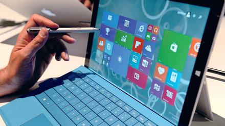 Das Display des Surface Pro 3 ist nun zwölf Zoll groß. Die neue Tastatur soll zudem mehr Standsicherheit bieten. Foto: dpa