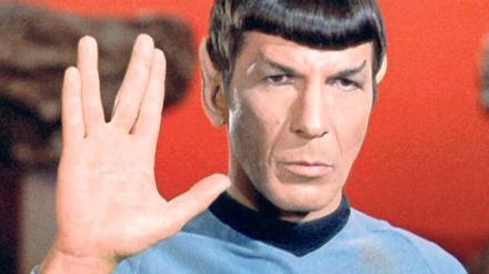 „Lebe lang und in Frieden“ – der Gruß von „Star Trek“-Spitzohr Spock (Leonard Nimoy, l.) gehört seit dieser Woche zum international gültigen Zeichensatz.