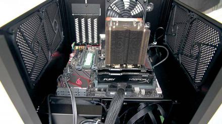 Je größer der Kühler, desto leiser die Computer. Andere Bauteile werden dagegen immer kleiner. Die Festplatte (grün) ist kaum größer als ein Kaugummiriegel. 