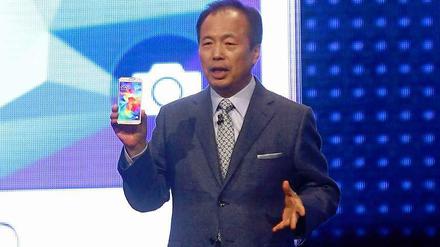 JK Shin, Chef von Samsung Mobile, präsentiert das neue Galaxy-Smartphone in Barcelona. 