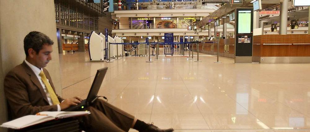 Ein Flughafen ohne Flugbetrieb: Wie soll man von hier nach Hause kommen? In den vergangenen Tagen versuchten es viele Gestrandete über soziale Netzwerke wie Twitter - mit Erfolg.