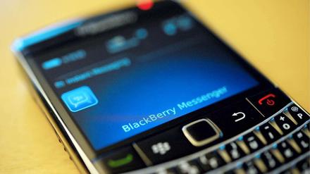 Smartphones der Firma Blackberry sind zurzeit günstiger als die Konkurrenz von Apple.