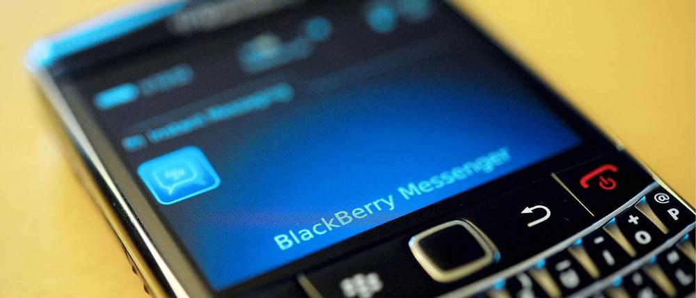 Smartphones der Firma Blackberry sind zurzeit günstiger als die Konkurrenz von Apple.
