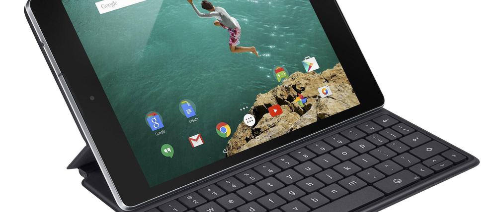 Die magnetisch ansteckbare Tastatur macht aus dem Nexus 9 ein Mini-Notebook.