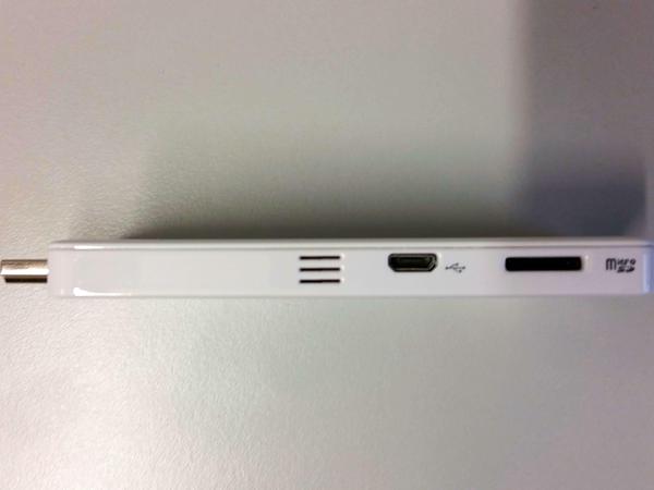 Scharf! Seitenansicht des Sticks mit dem Einschub für eine handelsübliche SD-Karte neben dem Micro-USB-Anschluss. 