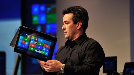 Microsoft-Manager Mike Angiulo demonstrierte am Mittwoch in Barcelona den Einsatz von Windows 8 auf einem Tablet-System.