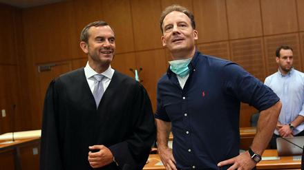 Alexander Falk (rechts) und sein Verteidiger Björn Gercke am Donnerstag im Frankfurter Gerichtssaal. 