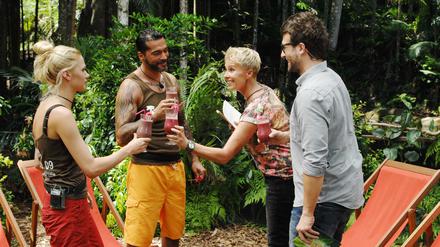 Willkommen im Dschungel. Sara Kulka (v.l.n.r.) und Aurelio Savina bekommen von Sonja Zietlow und Daniel Hartwich eine Ekel-Cocktail serviert.