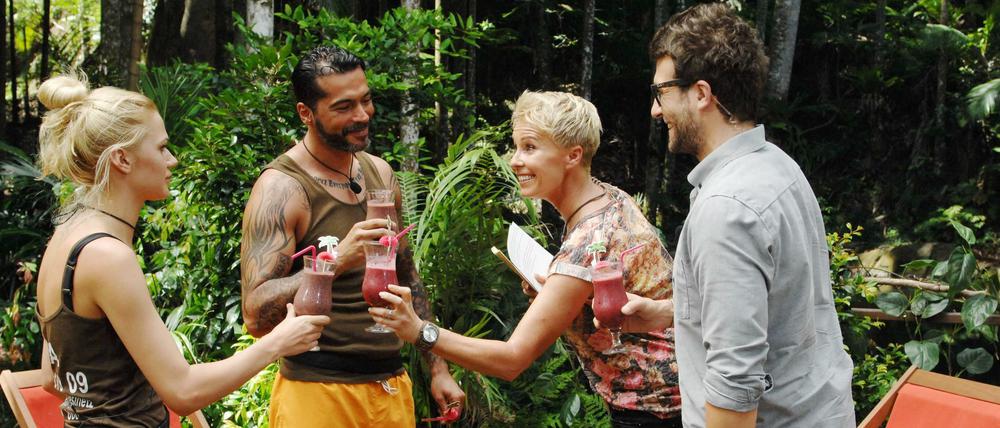 Willkommen im Dschungel. Sara Kulka (v.l.n.r.) und Aurelio Savina bekommen von Sonja Zietlow und Daniel Hartwich eine Ekel-Cocktail serviert.