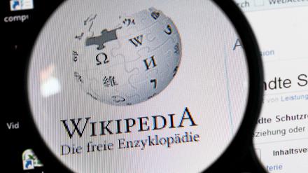 Das Logo und der Schriftzug des Online-Lexikons Wikipedia.