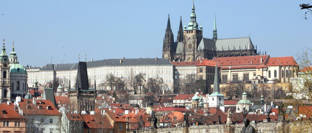 Die historische Burg mit der Karlsbrücke in Prag.