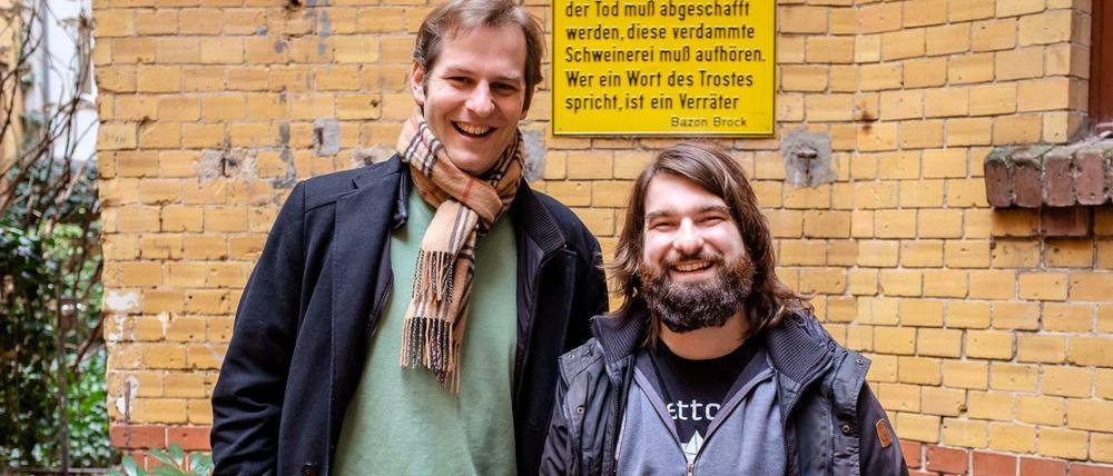 Jochen Markett (kleines Bild links) und Andi Weiland wollen mit ihrer Satireseite erreichen, dass „wir uns alle nicht mehr so ernst nehmen“. Fotos: Promo
