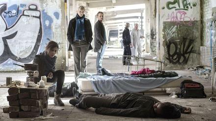 Opfer des Fremdenhasses: Niara (Victoire Laly) wird tot aufgefunden. Nora Dalay (Aylin Tezel, l), Martina Βönisch (2.v.l.) und Daniel Kossik (Stefan Konarske, Mitte hinten) am Tatort.