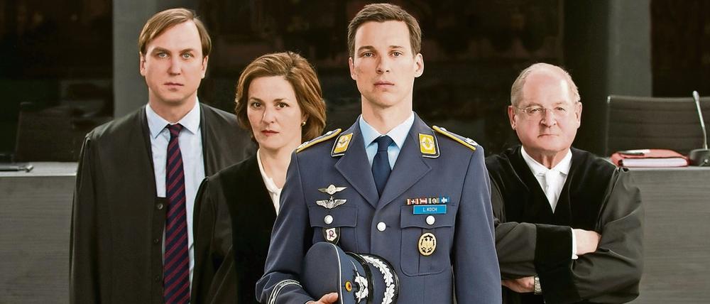 "Terror - Ihr Urteil", Deutschland 2016, Regie Lars Kraume Von links nach rechts: Lars Eidinger, Martina Gedeck, Florian David Fitz, Burghard Klaußner. 