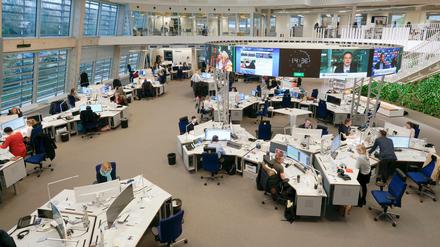 Die Nachrichtenzentrale. IM Newsroom von ARD-aktuell beim NDR in Hamburg entstehen die Nachrichtensendungen. 