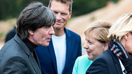 Bundestrainer Jogi Löw und Bundeskanzlerin Angela Merkel werden 2021 als Ex-Bundestrainer und Ex-Bundeskanzlerin beschließen.