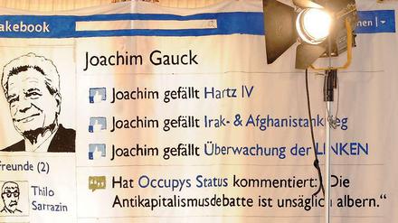 Hartz-IV-, Kriegs- und Überwachungsbefürworter: Wie auf diesem Protestplakat in Facebookoptik sehen viele im Netz Joachim Gauck.