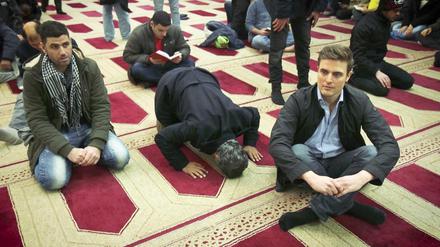Constantin Schreiber (rechts) bei seinen Recherchen in deutschen Moscheen