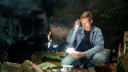 Kommissar Adam Schürk (Daniel Sträßer, vorn) findet in der Höhle des mysteriösen Waldmenschen ein Messer. 