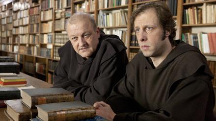 Unter Mönchen: Georg Wilsberg (Leonard Lansink) und sein Freund Ekki (Oliver Korittke) ermitteln auf den Spuren von Umberto Eco. 