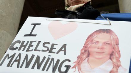 Unterstützt. Eine Frau protestiert mit einem Plakat für die inhaftierte Chelsea Manning.