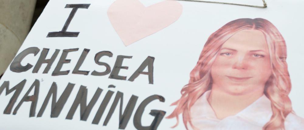 Unterstützt. Eine Frau protestiert mit einem Plakat für die inhaftierte Chelsea Manning.