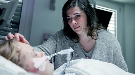 Bangt um das Leben ihres Kindes: Dorit Canetti (Aninna Butterworth) am Bett von Klara (Anouk Petri), der das neue Medikament mehr schadet als hilft. 