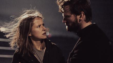 Ein dunkles Geheimnis umgibt die Eheleute Freya (Susanne Bormann) und Malte (Ulrich Brandhoff). 