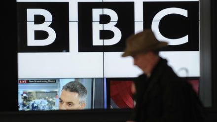 Der Einfluss der Politik soll bei der BBC draußen bleiben. Entsprechend liegt der Sender mit Parteien, Verbänden und Lobbygruppen im Dauerclinch.
