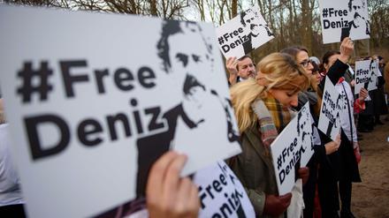 Demonstration für Deniz Yücel vor der türkischen Botschaft in Berlin.
