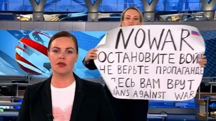 Marina Owsjannikowa (re.) wurde durch ihren Protest im russischen Fernsehen weltbekannt. Nun arbeitet die russische Journalistin als freie Korrespondentin für die Medienmarke „Welt“.