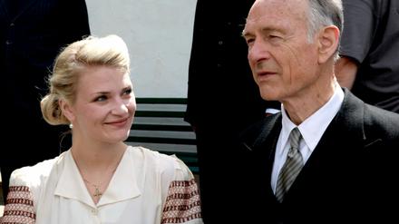 Familienpatriarch. Bundeskanzler Konrad Adenauer (Joachim Bißmeier) und seine Tochter Elisabeth, genannt Libeth (Ina Wagner). 