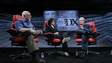 Walt Mossberg (links) gehört zu den einflussreichsten Technologie-Journalisten in den USA. Zusammen mit Kara Swisher (Mitte) hat der die Konferenz "D: All Things Digital" gegründet, wo mächtige Unternehmenslenker wie Tim Cook von Apple Rede und Antwort stehen. 