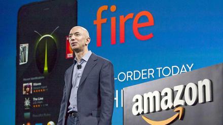 Amazon-Chef Jeff Bezos stellt das "Fire Phone" vor.