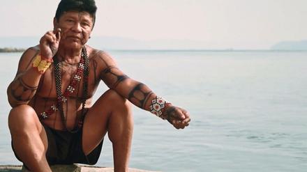 Mehrere indigene Völker verteidigen unter Führung von Häuptling Juarez Saw Munduruku ihren Lebensraum gegen Landräuber, Holzfäller und Goldgräber. 