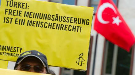 Ein Unterstützer der Menschenrechtsorganisation Amnesty International bei Protesten vor der Türkischen Botschaft in Berlin.