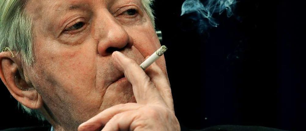 Stengel des Anstoßes: Helmut Schmidt ist selten ohne Zigarette zu sehen. Ein Fernsehauftritt in der ARD sorgt deshalb jetzt für Ärger.