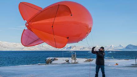 Die größte Arktis-Expedition aller Zeiten: Im September 2019 macht sich der deutsche Eisbrecher „Polarstern“ auf den Weg und driftet eingefroren für ein Jahr durch die Eiswüste nahe des Nordpols. Vor der Expedition fanden Testflüge mit dem Forschungsballon „Miss Piggy“ auf Spitzbergen statt. 