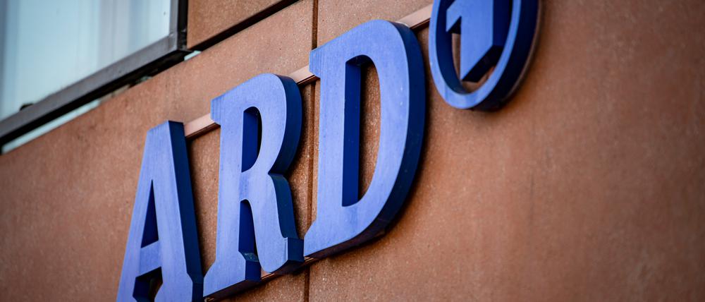 Das ARD-Logo hängt an der Fassade des ARD-Hauptstadtstudios im Regierungsviertel (Symbolbild).
