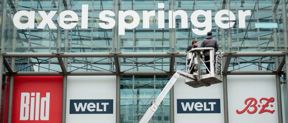 Der Medienkonzern Axel Springer investiert Millionenbeträge in Projekte bei seinen Marken "Bild" und "Welt" und reduziert zugleich im Konzern Personal. 
