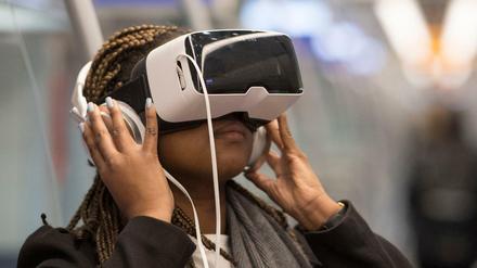 Nutzer können mittels VR-Brillen in Virtual Reality-Geschichten eintauchen (Symbolbild).