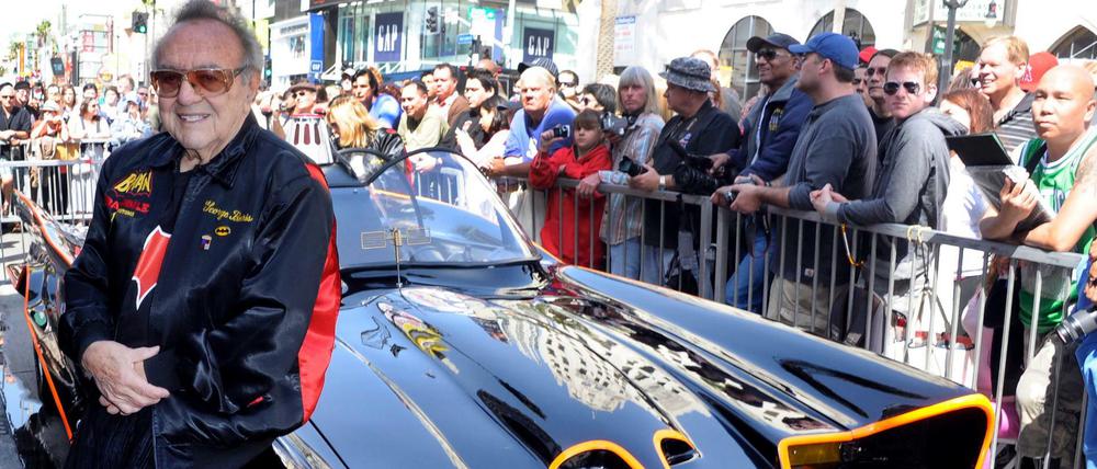 Auto-Designer George Barris vor seinem "Batmobil". 