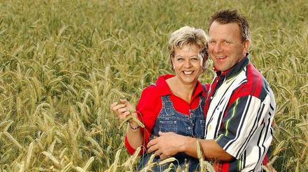 Sie haben sich bei "Bauer sucht Frau" gefunden: Landwirt Herbert und seine Ehefrau Karin stehen in einem Feld im niedersächsischen Rastede.