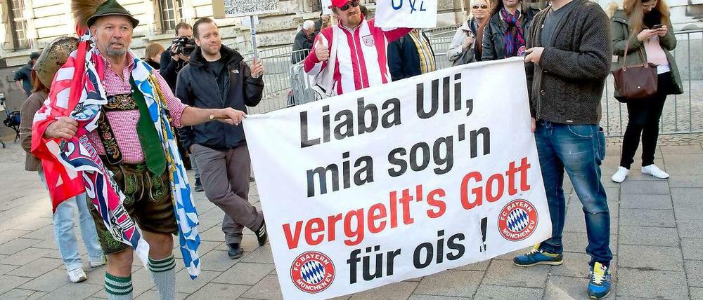 "Free Uli" - Bayern-Fans machen sich für ihren Helden stark. In der Presse wird Hoeneß' Verurteilung als mild bis angemessen kommentiert.