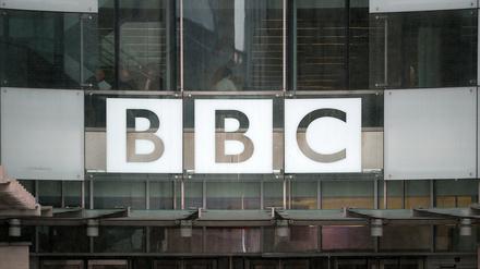 Der gute Ruf der BBC basiert nicht zuletzt den Nachrichtensendungen. Aber auch dort muss gespart werden. 