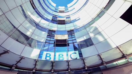 Aufgrund sinkender Zuschauerzahlen muss die BBC laut einem Bericht des nationalen Rechnungshofs mit niedrigeren Einnahmen bei den Rundfunkbeiträgen rechnen.